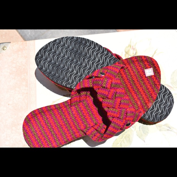🏖Red/Brown Woven Kultura Slippers🏖 - Picture 9 of 9